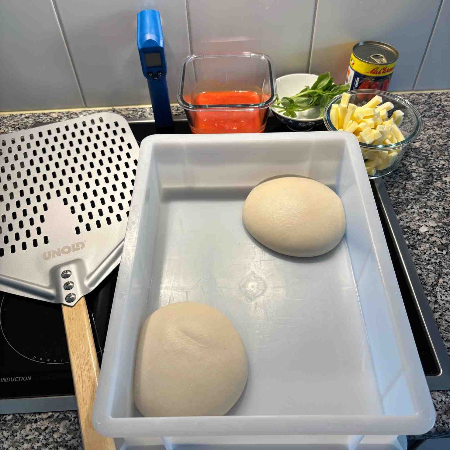 Teiglinge in Pizzaballenbox mit San Marzano tomaten