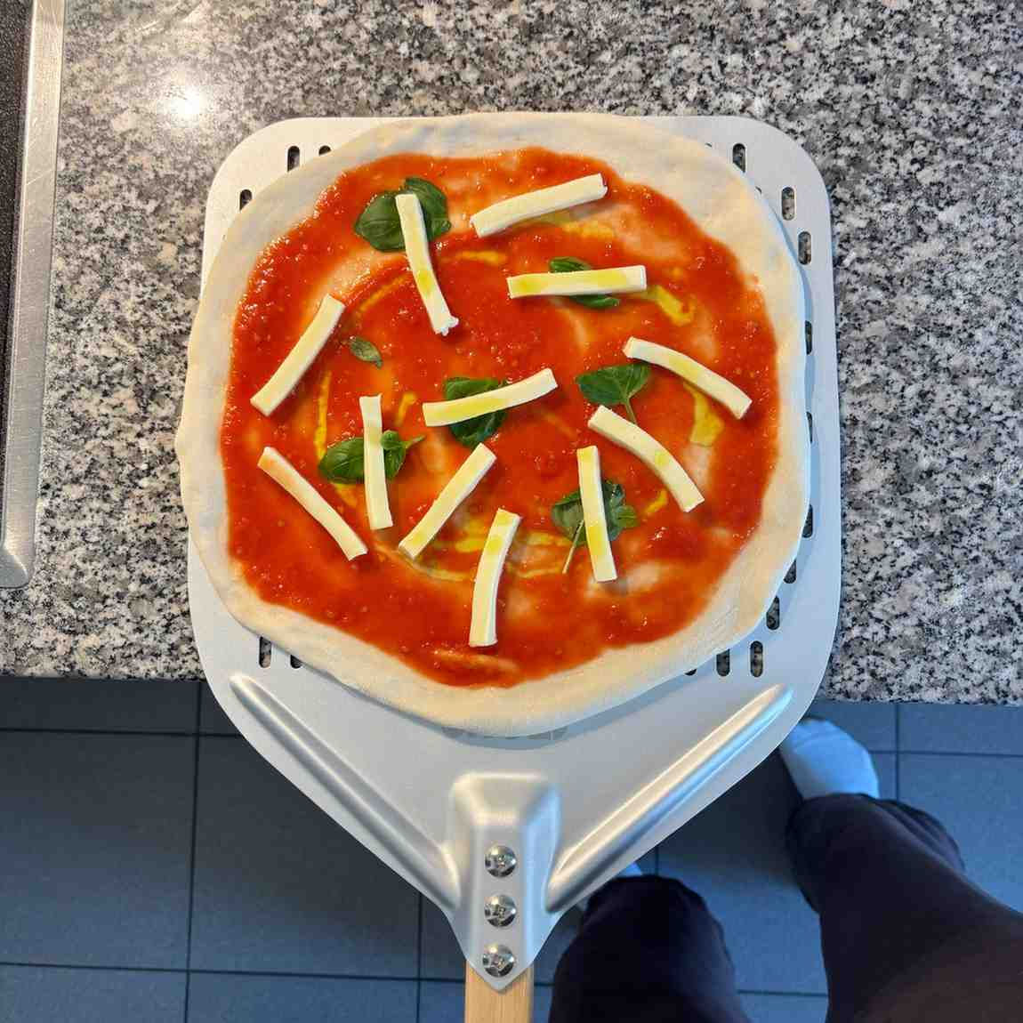 Pizza auf Pizzaschaufel