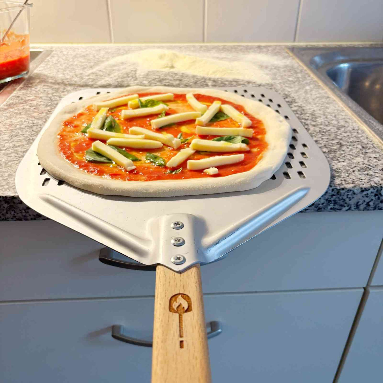 Pizza Margherita auf Pizzaschaufel